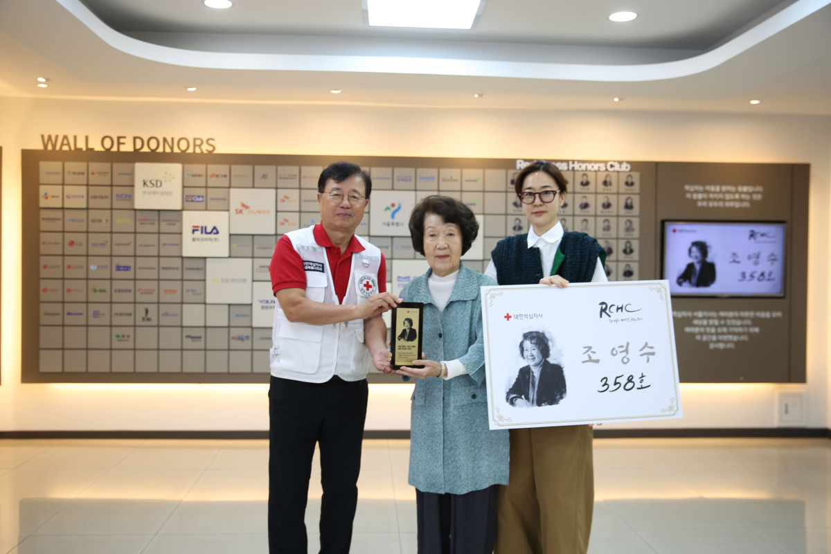 ▲조영수 한세예스24문화재단 명예이사장이 대한적십자사에 1억 원을 기부하며 고액기부자 모임 ‘레드크로스 아너스클럽’에 가입했다. (왼쪽부터) 대한적십자사 서울특별지사 권영규 회장, 조영수 한세예스24문화재단 명예이사장, 백수미 한세예스24문화재단 이사장 (사진제공=한세예스24홀딩스)