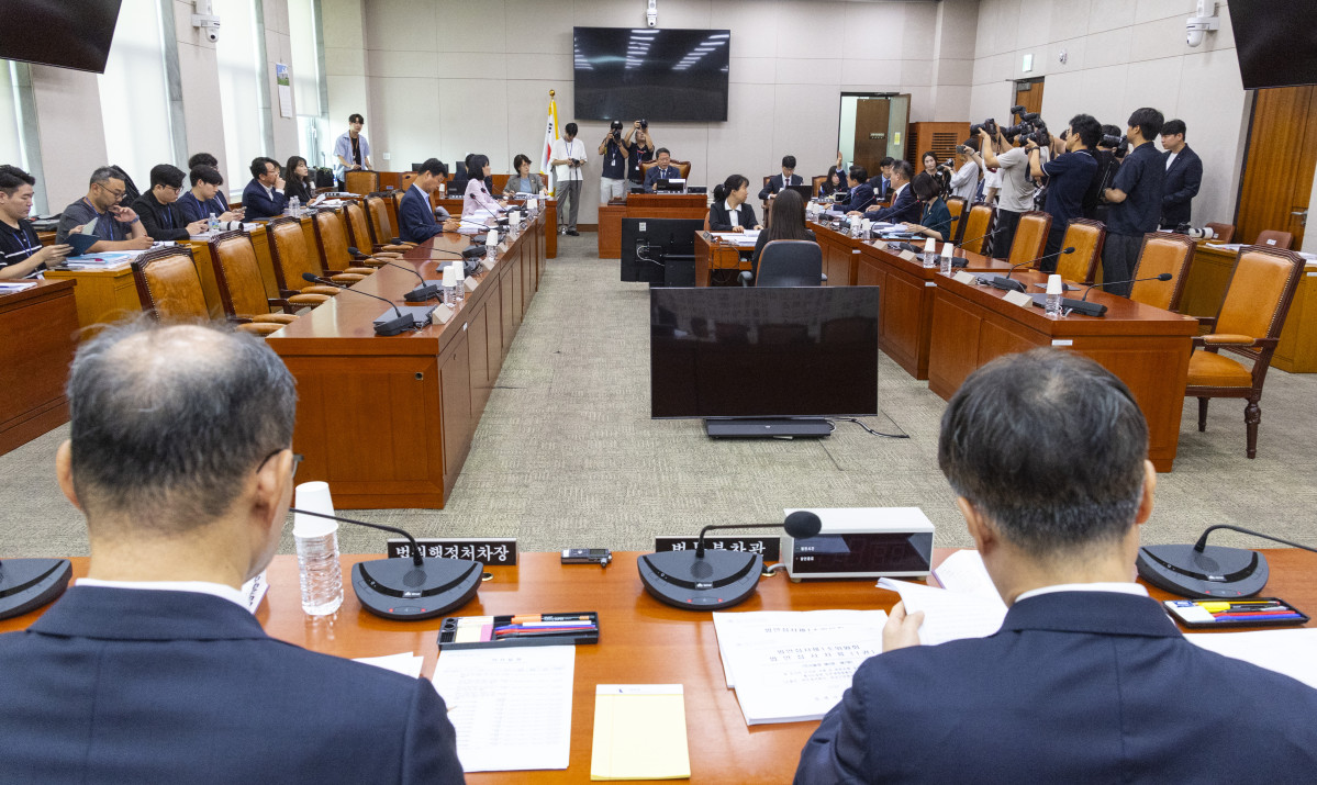 ▲국회 법제사법위원회 법안심사 제1소위원회 위원장인 더불어민주당 김승원 의원이 28일 국회 법안심사 소위 개회를 선포한 뒤 안건 순서 변경을 설명하고 있다. (연합뉴스)