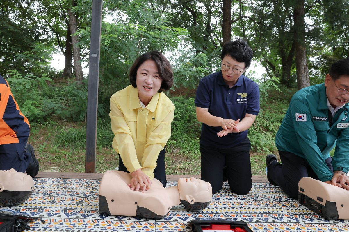 ▲추미애 경기도지사가 28일 양평군 용문면 광탄리유원지에서 열린 119시민수상구조대 점검에서 심폐소생술(CPR) 실습을 하고 있다. (경기도)