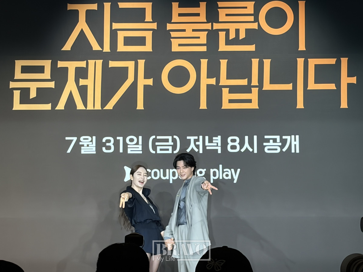 ▲쿠팡플레이 시리즈 '지금 불륜이 문제가 아닙니다'에서 인플루언서 부부로 출연하는 배우 김혜수와 김지훈.