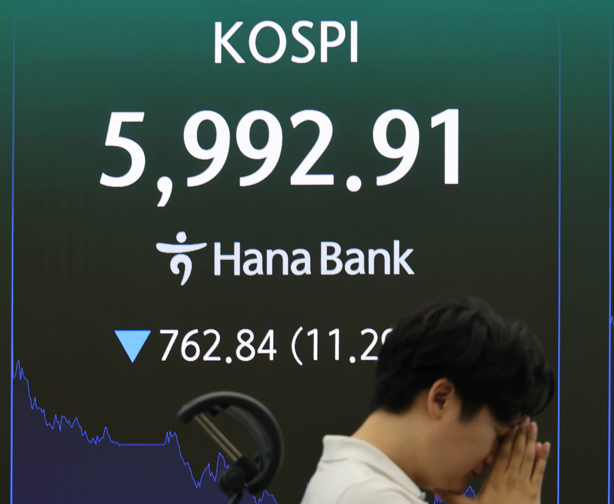 ▲28일 서울 을지로 하나은행 본점 딜링룸 현황판에 코스피 지수가 표시돼 있다. 이날 코스피는 11%대 폭락을 기록하며 장중 6000선 아래로 내려갔다. (연합뉴스)