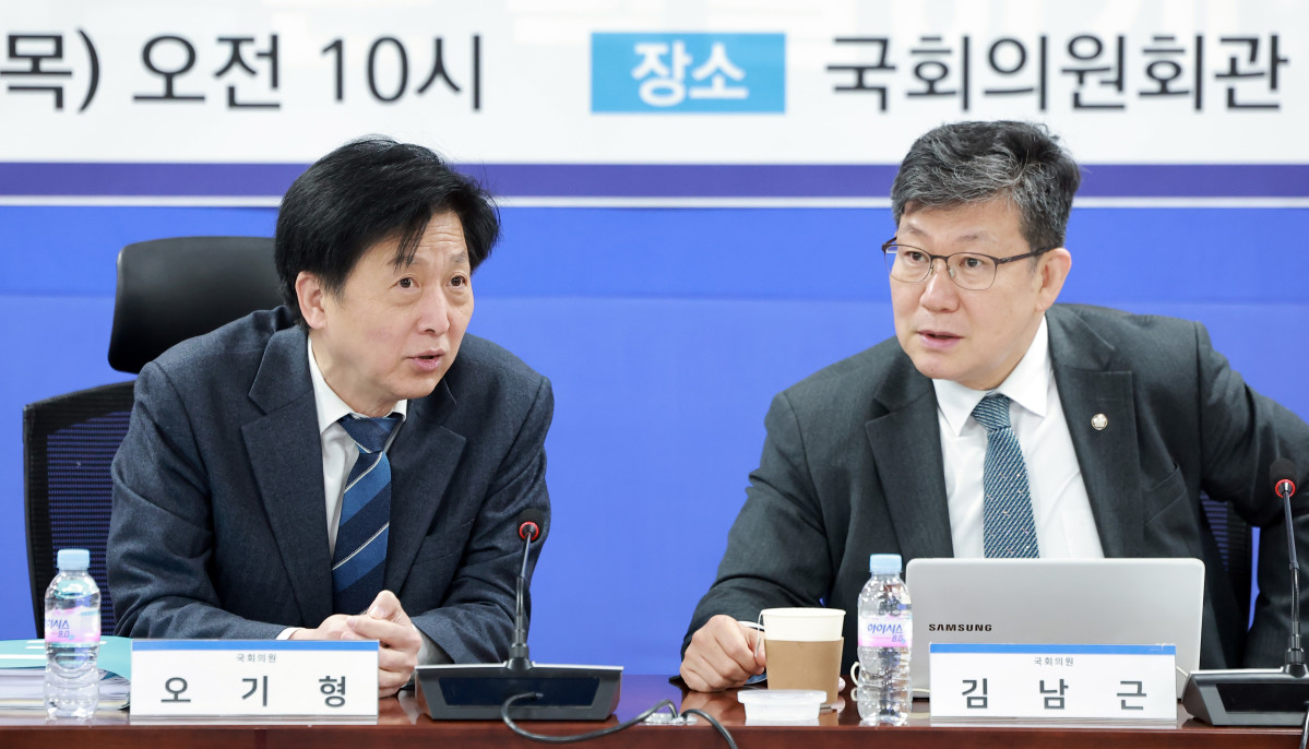 ▲더불어민주당 코리아 프리미엄 K-자본시장 특별위원회 위원장인 오기형 의원이 5일 국회의원회관에서 열린 특위 업무보고에 참석해 특위 위원인 김남근 의원과 대화하고 있다. 이날 업무보고에는 금융위원회, 금융감독원, 보건복지부, 국민연금공단이 참석했다. (연합뉴스)