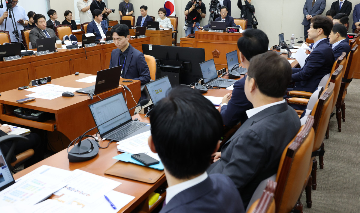 ▲유동수 위원장이 28일 국회에서 열린 정무위원회 전체회의에서 의사봉을 두드리고 있다. 2026.7.28 (사진=연합뉴스)