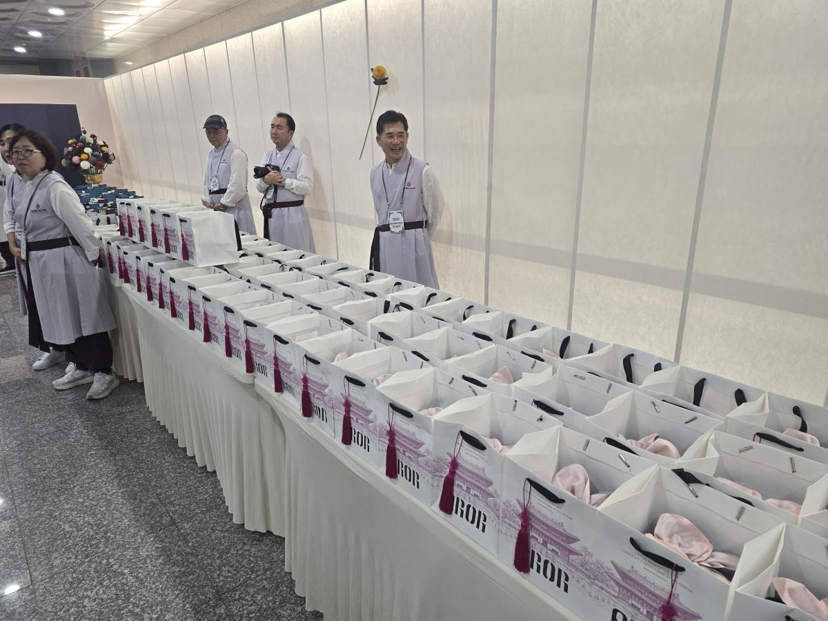 ▲아르오르뷰티 관계자들이 유네스코 세계유산위 내외빈에 선물할 '아르오르' 공식 기프트를 도열해 놓고 대기 중이다. (사진제공=아르오르뷰티)