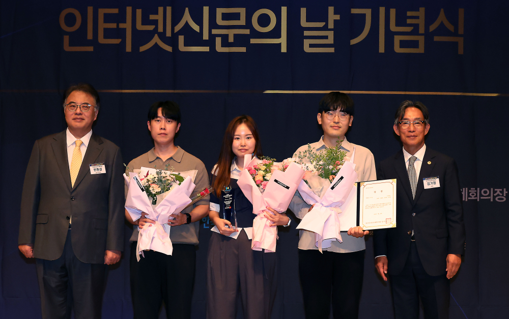 ▲28일 서울 중구 한국프레스센터에서 열린 2026 인터넷신문 언론대상에서 정호영·조유정·서이원 이투데이 기자가 <전기차 충전, 약탈적 생태계>로 경제보도 부문 우수상을 수상하고 있다. 오른쪽은 김기정 인터넷신문협회장, 왼쪽은 한동섭 심사위원장(한양대 미디어커뮤니케이션학과 교수). 고이란 기자 photoeran@ (이투데이DB)