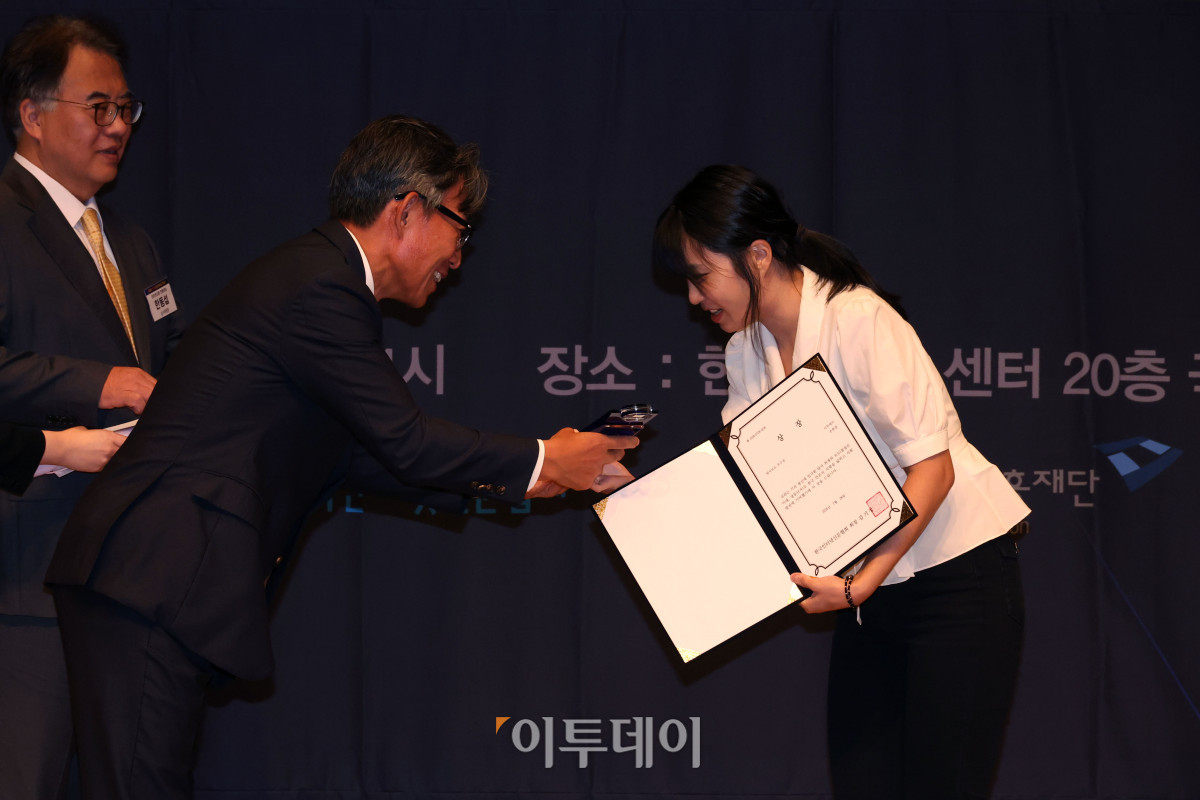 ▲손현경 이투데이 정치사회부 교육팀 차장이 28일 서울 중구 한국프레스센터에서 열린 2026 인터넷신문 언론대상에서 <붙잡은 미래, 냉동난자>로 탐사보도 부문 우수상을 수상하고 있다. 왼쪽부터 한동섭 심사위원장(한양대 미디어커뮤니케이션학과 교수), 김기정 인터넷신문협회장, 손 차장. 고이란 기자 photoeran@