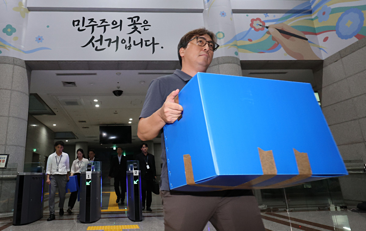 ▲23일 압수수색을 마친 합동수사본부 관계자들이 과천 중앙선거관리위원회에서 나오고 있다. 투표용지 부족 사태 진상 규명을 위한 검경 합동수사본부는 이날 오전부터 경기도 과천시 중앙선관위와 송파구·강남구·서초구 선관위 등을 압수수색했다. (사진제공=연합뉴스)