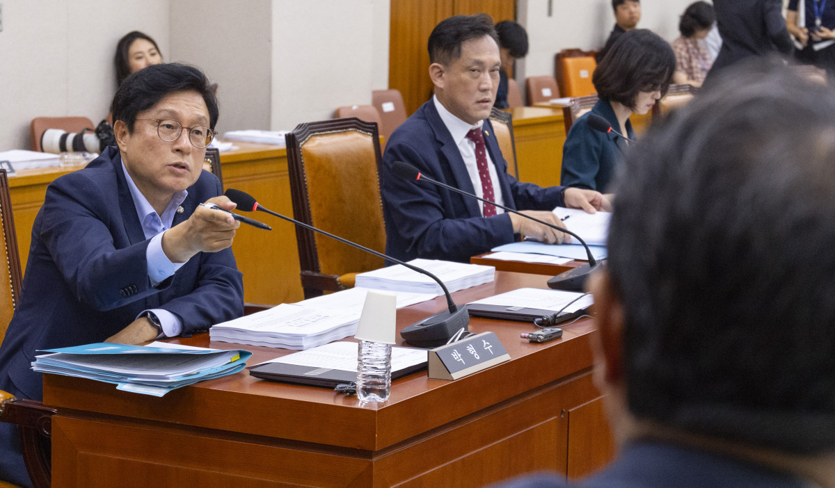 ▲법사위 제1소위 안건 순서 변경 항의하는 국민의힘 (연합뉴스)