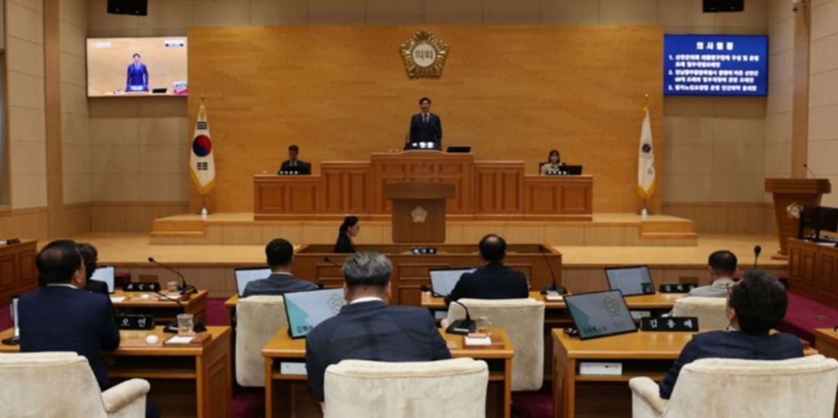 ▲전남광주통합특별시 신안군의회가 제336회 임시회 제2차 본회의를 열고 안건을 심의하고 있다. (사진제공=신안군의회 제공)