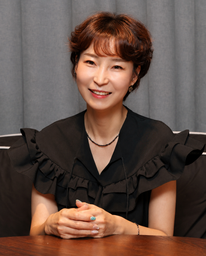 ▲신세계V 이커머스MD 뷰티팀 김은경 팀장이 30일 서울 강남구 청담동 인근에서 이투데이와 인터뷰에 앞서 포즈를 취하고 있다. (고이란 기자 photoeran@)