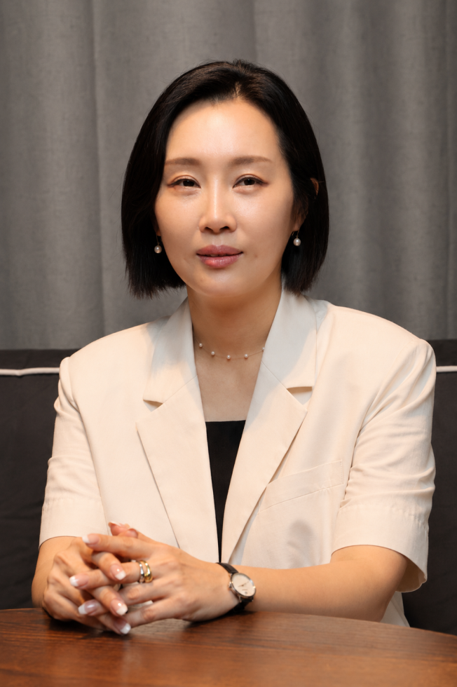 ▲신세계V 이커머스 입점팀 나경희 팀장이 30일 서울 강남구 청담동 인근에서 이투데이와 인터뷰에 앞서 포즈를 취하고 있다. (고이란 기자 photoeran@)