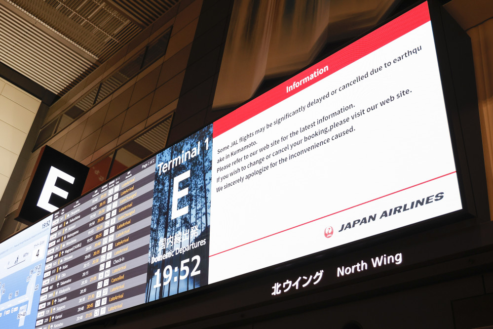 ▲규모 7.1의 지진이 일본 구마모토현을 강타한 뒤인 28일 도쿄 하네다공항 제1터미널 전광판에 지진 여파로 운항에 차질을 빚는 항공편 정보가 표시돼 있다. 이번 지진으로 구마모토 지역과 도쿄를 잇는 항공편 운항이 중단됐다. (EPA/연합뉴스)
