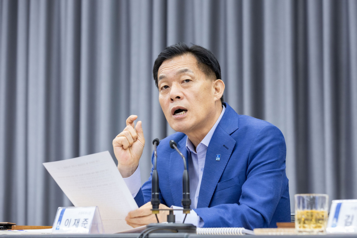 ▲이재준 수원특례시장이 28일 수원시청 중회의실에서 열린 '2026-2027 수원 방문의 해 추진상황 보고회'를 주재하며 발언하고 있다. (수원특례시)
