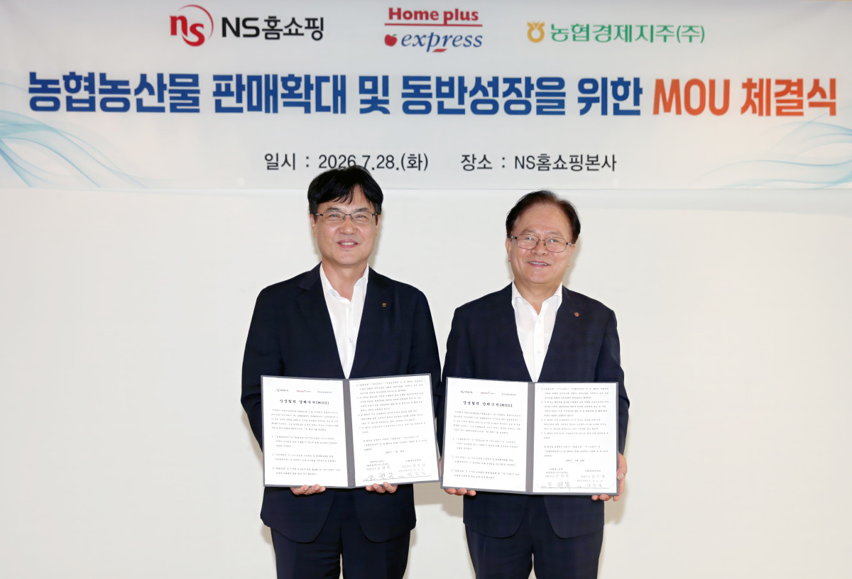 ▲조항목 NS홈쇼핑·홈플러스 익스프레스 대표이사(오른쪽)와 정승일 농협경제지주 산지도매본부장이 28일 경기 성남시 NS홈쇼핑 판교 본사에서 국산 농산물의 판매 확대와 동반성장을 위한 업무협약을 체결한 뒤 기념촬영하고 있다. (사진제공=NS홈쇼핑)