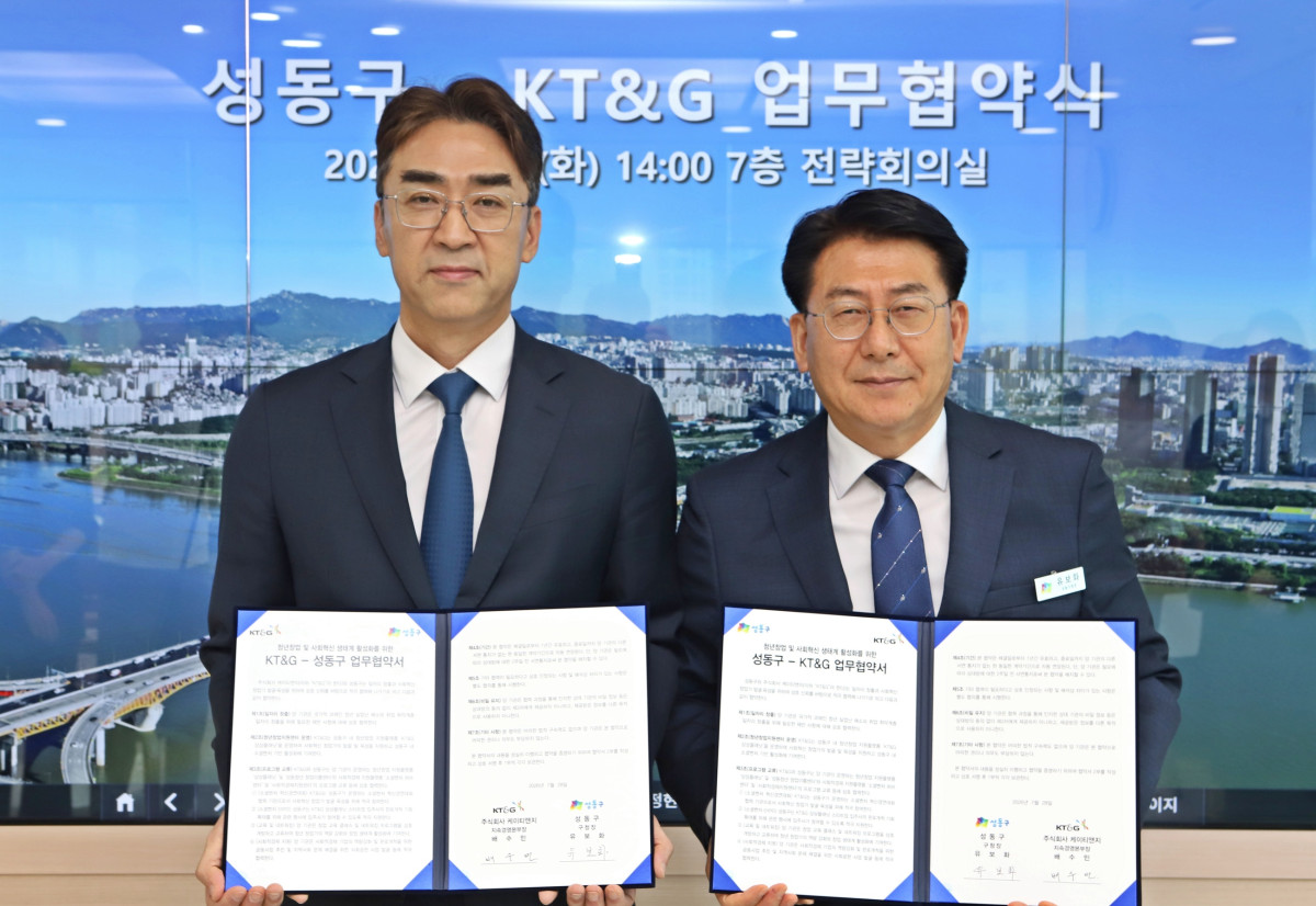 ▲배수민 KT&G 지속경영본부장(왼쪽)과 유보화 성동구청장이 28일 서울 성동구청에서 청년 창업 및 사회혁신기업 생태계 활성화를 위한 업무협약을 체결한 뒤 기념촬영하고 있다. (사진제공=KT&G)