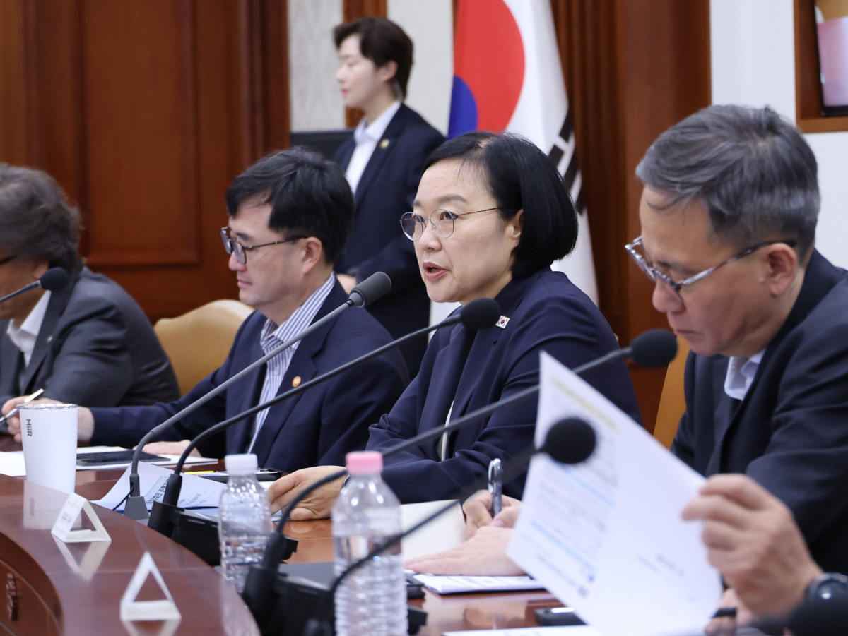 ▲한성숙 국무총리가 29일 서울 종로구 정부서울청사에서 열린 비상경제점검회의를 주재하고 있다. (연합뉴스)