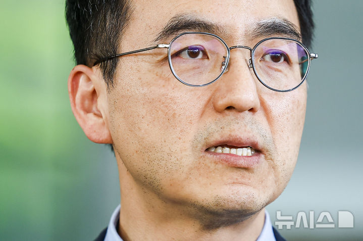 ▲구자현 검찰총장 직무대행이 지난 4월 17일 서울 서초구 대검찰청 앞에서 국회에서 진행 중인 윤석열 정권 정치검찰 조작기소 의혹 사건 진상규명 국정조사와 관련해 입장을 밝히고 있다. (뉴시스)