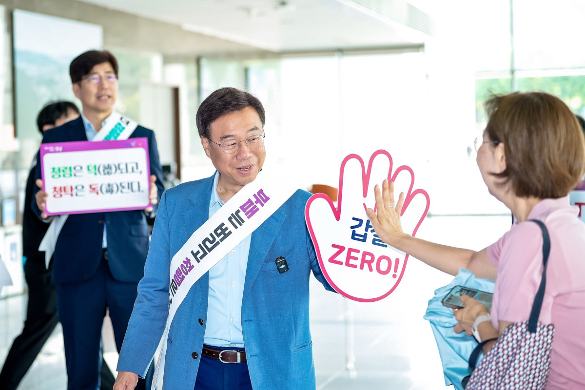 ▲신상진 성남시장이 29일 성남시청 누리홀에서 출근하는 직원과 하이파이브를 하며 '갑질 제로(ZERO)' 청렴 캠페인을 펼치고 있다. (성남시)
