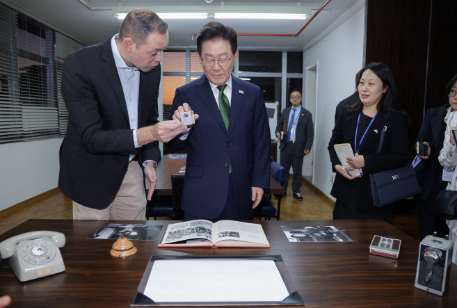 ▲브라질을 국빈 방문 중인 이재명 대통령이 28일(현지시간) 브라질 상파울루 금속노동조합 사무실을 방문해 룰라 대통령이 노조위원장 시절 사용했던 사무실에 전시된 물품들을 살펴보고 있다.    상파울루주 ABC 산업지대의 금속공장에서 선반공으로 일했던 룰라 브라질 대통령은 1975년 금속노조 위원장에 선출됐으며, 이를 기반으로 1980년 노동자당(PT) 창당을 주도했다. (연합뉴스)