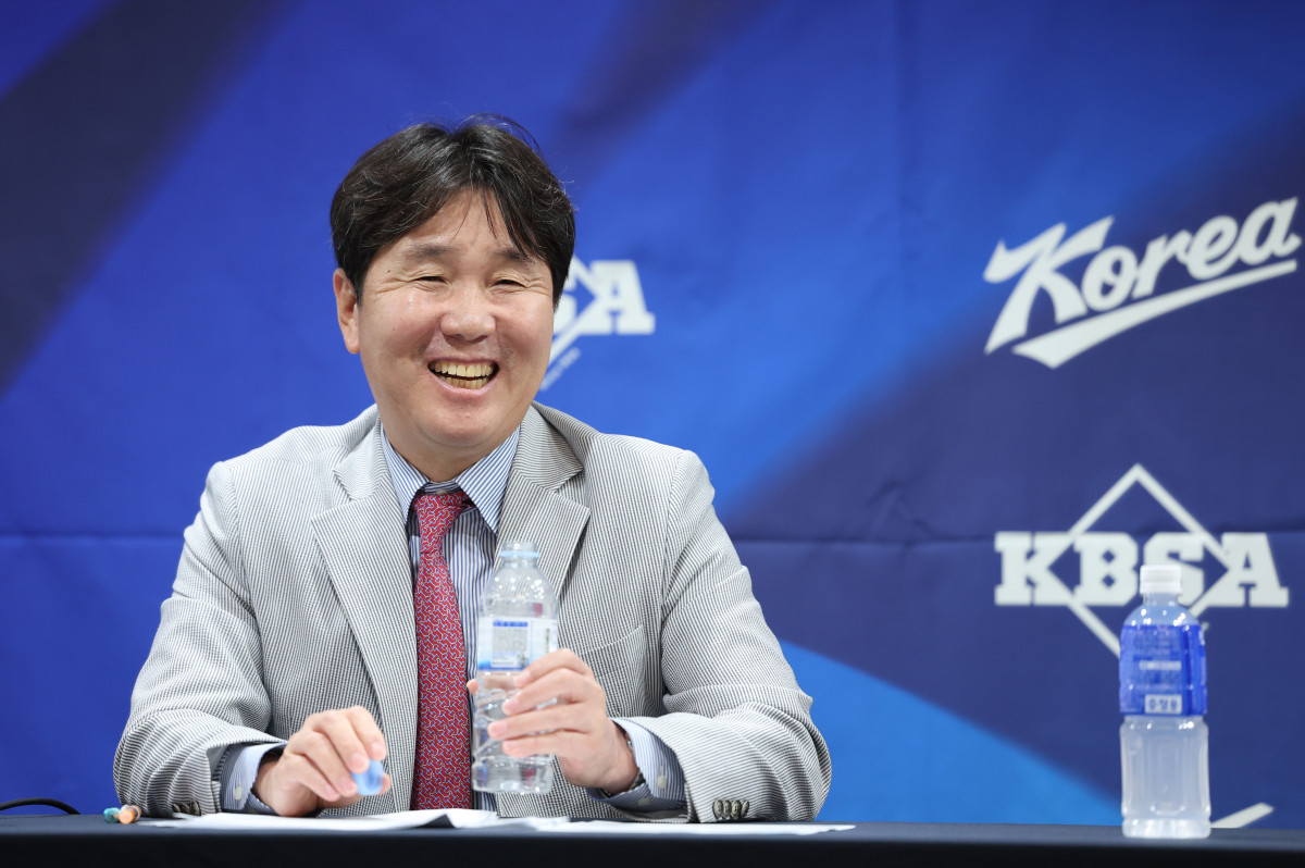 ▲류지현 야구대표팀 감독이 11일 서울 중구 프레스센터에서 열린 2026 아이치·나고야 아시안게임 야구 국가대표팀 최종 명단 공개 기자회견에서 밝은 표정을 짓고 있다. (연합뉴스)