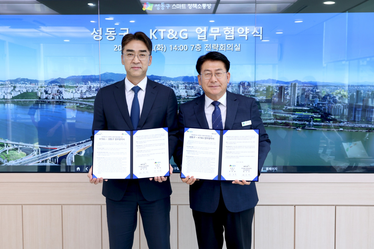▲서울특별시 성동구가 국내 최대 규모 소셜벤처 집적지인 성수동을 중심으로 청년창업과 사회혁신 생태계 활성화를 위해 ㈜KT&G와 업무협약을 28일 체결했다. 오른쪽이 유보화 성동구청장 (사진 제공 = 서울 성동구)