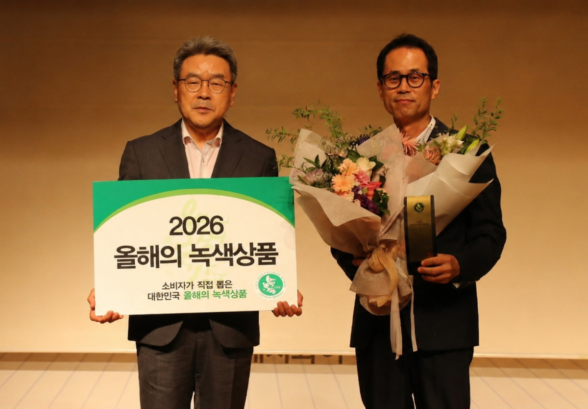 ▲한국녹색구매네트워크가 주관하는 ‘2026 올해의 녹색상품’에 애경산업의 다목적 세정제 브랜드 ‘엄마의 선택’의 제품이 선정됐다. 행사는 28일 오전 10시 에이치와이 본사 지하 1층 대강당에서 진행됐다. 행사에서 애경산업 제품안전센터 박근서 센터장(왼쪽에서 두 번째)이 주요 관계자와 기념촬영을 하고 있다. (사진제공=애경산업)