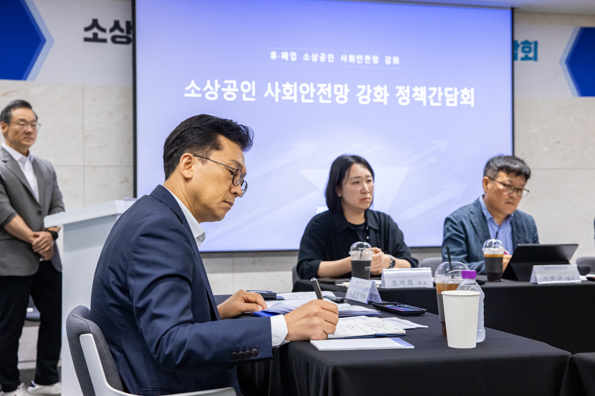 ▲이병권 중기부 2차관이 8일 서울특별시 중구에서 열린 ‘소상공인 사회안전망 강화 정책간담회’에서 소상공인 사회안전망 강화 방안을 논의하고 있다. (사진제공=중소벤처기업부)