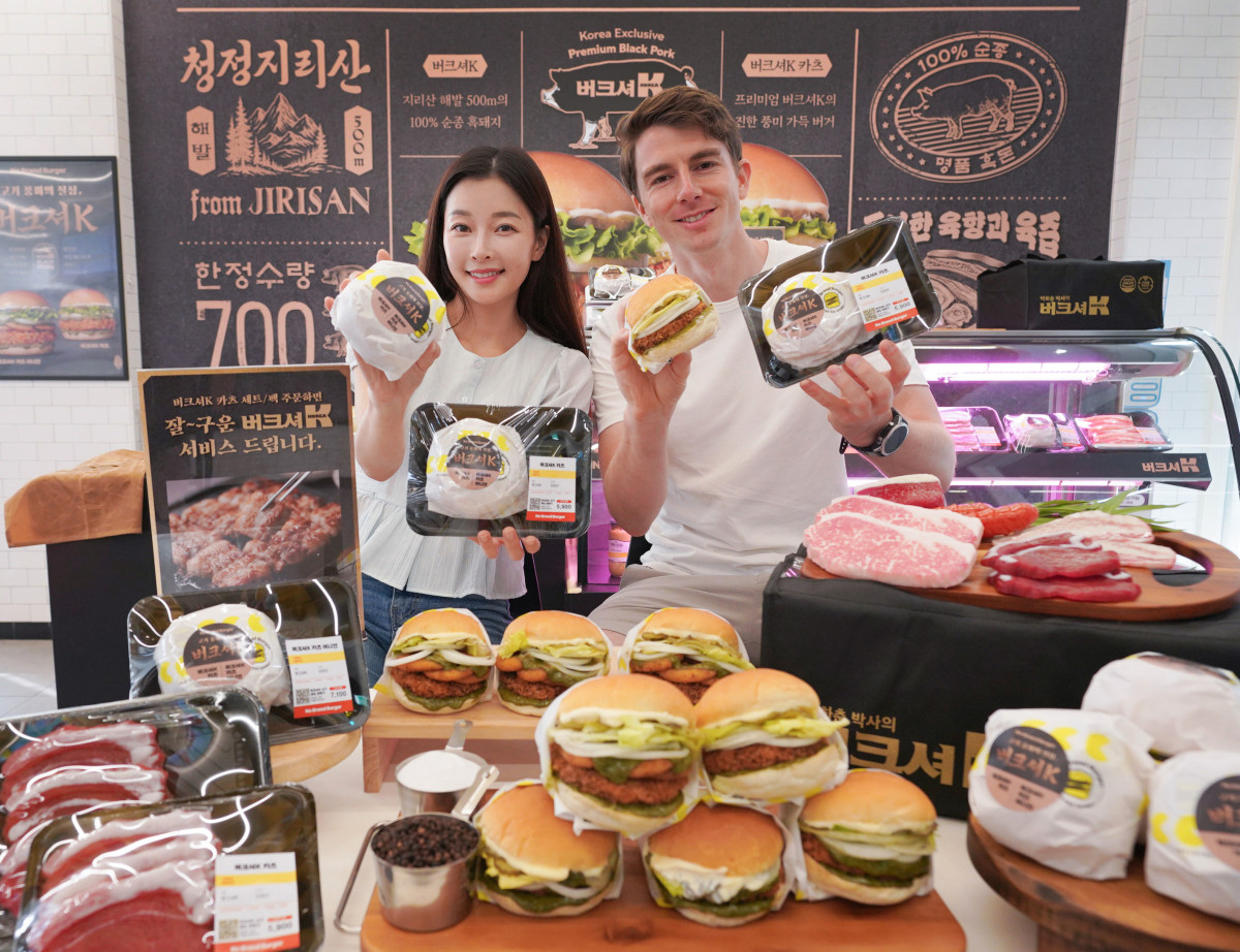 ▲29일 서울 마포구 노브랜드 버거 홍대점 팝업스토어에서 모델들이 신세계푸드의 노브랜드 버거가 선보인 ‘버크셔K 카츠’와 ‘버크셔K 카츠 어니언’을 소개하고 있다. (사진제공=신세계 푸드)
