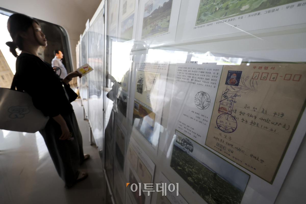 ▲29일 서울 중구 동대문디자인플라자 이간수문 전시장에서 열린 '2026 대한민국 우표전시회'를 찾은 관람객들이 전시된 우표를 둘러보고 있다. 우정사업본부는 29일부터 8월 2일까지 2026 대한민국 우표전시회를 개최한다. 전시회에는 로보트 태권V 기념우표 테마관, 현재의 트렌드 키워드 우표 테마관 등 가족 단위 관람객을 위한 체험 공간이 마련된다. 고성준 기자 joonko1@