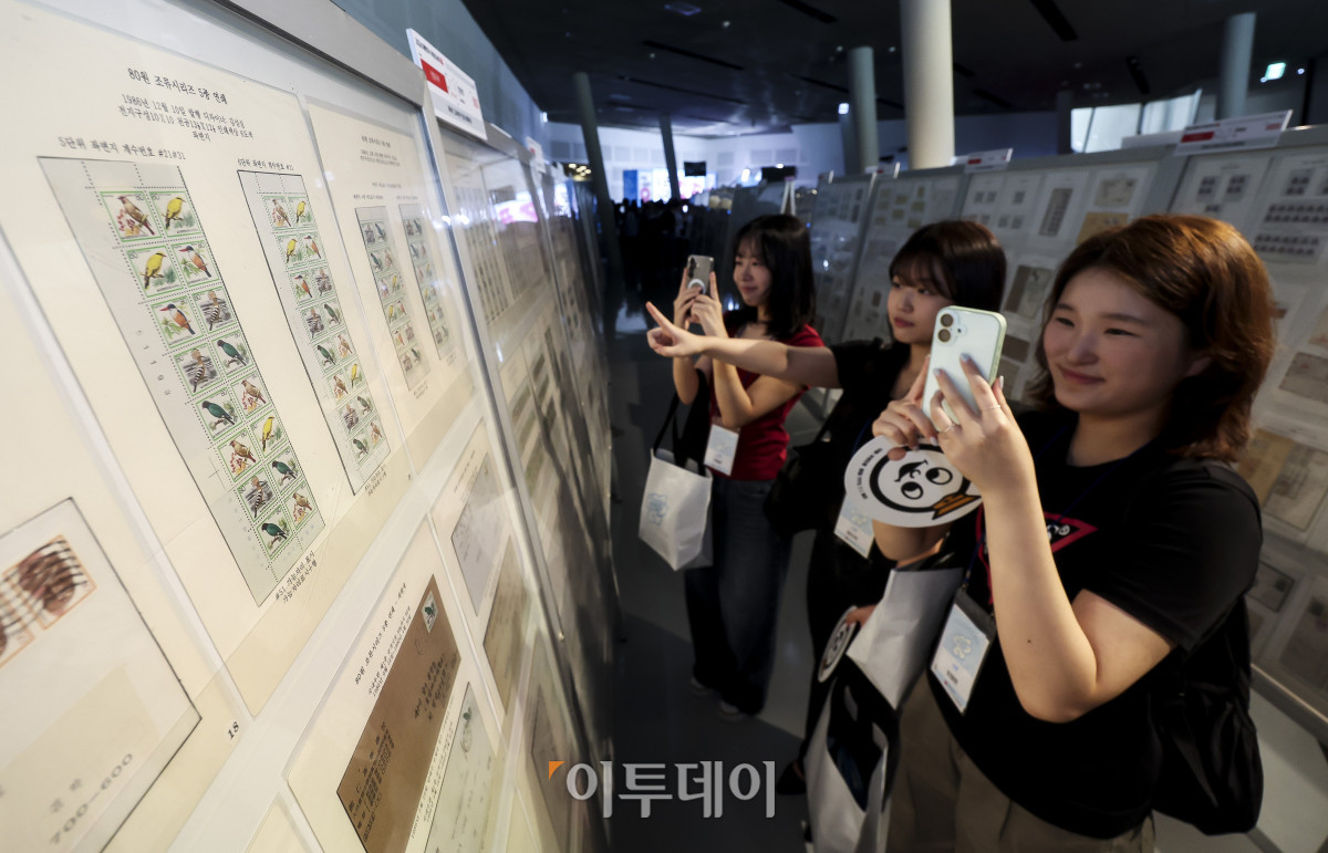 ▲29일 서울 중구 동대문디자인플라자 이간수문 전시장에서 열린 '2026 대한민국 우표전시회'를 찾은 관람객들이 전시된 우표를 둘러보고 있다. 우정사업본부는 29일부터 8월 2일까지 2026 대한민국 우표전시회를 개최한다. 전시회에는 로보트 태권V 기념우표 테마관, 현재의 트렌드 키워드 우표 테마관 등 가족 단위 관람객을 위한 체험 공간이 마련된다. 고성준 기자 joonko1@