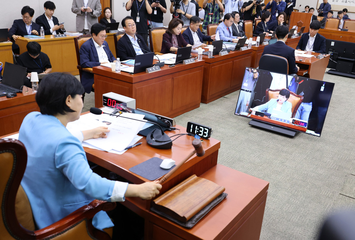 ▲서영교 위원장이 29일 국회에서 열린 법제사법위원회 전체회의에서 형사소송법 개정안의 안건조정위원회 회부를 의결한 뒤 의사봉을 두드리며 정회를 선포하고 있다. 2026.7.29  사진=연합뉴스