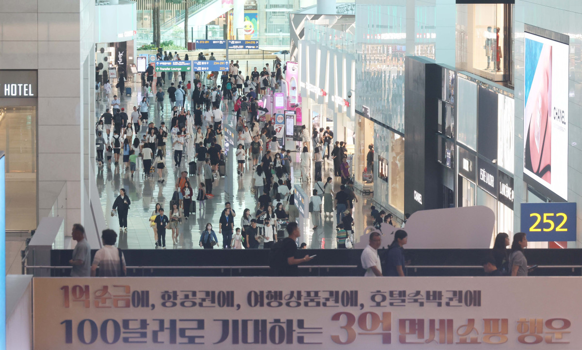 ▲원·엔 환율이 100엔당 800원대로 하락하는 등 엔화 가치가 떨어지면서 엔화 환전 규모가 19개월 만에 최대치를 기록한 가운데 29일 인천국제공항 제2여객터미널이 여행객들로 붐비고 있다. 금융권에 따르면 이달 27일 까지 5대 은행(KB국민·신한·하나·우리·NH농협은행)의 엔화 환전 규모는 315억엔으로 집계됐다. 28일 기준 환율(100엔당 893.38원)을 적용하면 약 2814억원 규모다. 지난 달보다 78억엔 늘었고, 2024년 12월 322억엔 이후로 가장 많았다. 엔화 예금에도 돈이 몰리면서 5대 은행의 엔화 예금 잔액도 9781억엔으로 지난달보다 693억엔 불어났다. 은행권에선 엔저에 따른 휴가철 일본 여행 수요가 증가했고, 엔화 가치가 다시 오를 것을 기대하며 저가 매수하려는 '환테크' 목적 환전도 늘어난 것으로 분석했다. 신태현 기자 holjjak@