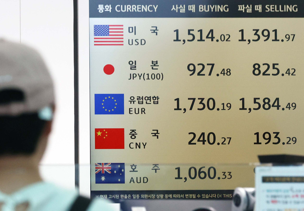 ▲원·엔 환율이 100엔당 800원대로 하락하는 등 엔화 가치가 떨어지면서 엔화 환전 규모가 19개월 만에 최대치를 기록한 가운데 29일 인천국제공항 제2여객터미널 환전소에 환율이 표시되고 있다. 금융권에 따르면 이달 27일 까지 5대 은행(KB국민·신한·하나·우리·NH농협은행)의 엔화 환전 규모는 315억엔으로 집계됐다. 28일 기준 환율(100엔당 893.38원)을 적용하면 약 2814억원 규모다. 지난 달보다 78억엔 늘었고, 2024년 12월 322억엔 이후로 가장 많았다. 엔화 예금에도 돈이 몰리면서 5대 은행의 엔화 예금 잔액도 9781억엔으로 지난달보다 693억엔 불어났다. 은행권에선 엔저에 따른 휴가철 일본 여행 수요가 증가했고, 엔화 가치가 다시 오를 것을 기대하며 저가 매수하려는 '환테크' 목적 환전도 늘어난 것으로 분석했다. 신태현 기자 holjjak@
