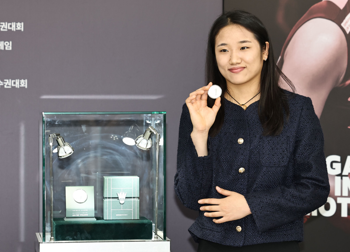 ▲세계배드민턴연맹(BWF) 여자단식 랭킹 1위 안세영이 29일 서울 서초구 요넥스코리아에서 열린 안세영 공식 기념메달 공개식에서 기념촬영을 하고 있다. (연합뉴스)