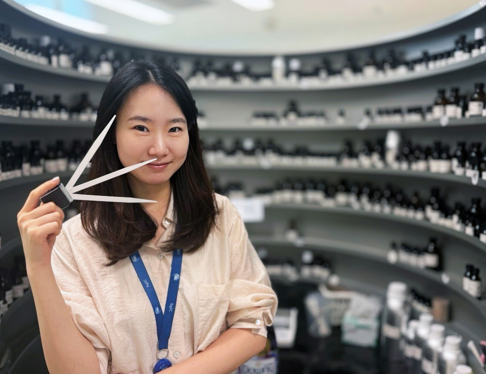 ▲P&G 싱가포르 이노베이션센터에서 포즈를 취하고 있는 노수진 조향사 (사진제공=P&G)