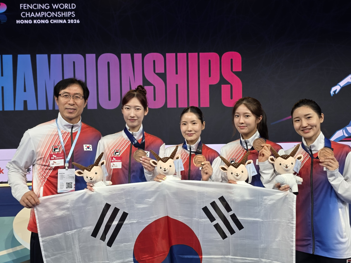 ▲함재만 코치(왼쪽부터), 임태희, 송세라, 양승혜, 이혜인. (사진=대한펜싱협회 제공, 연합뉴스)