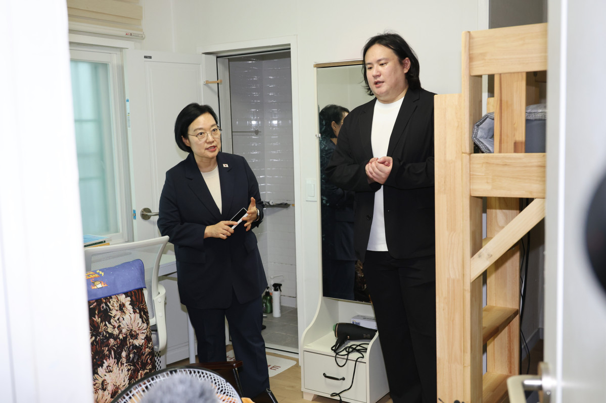 ▲한성숙 국무총리가 29일 서울 강북구 안무서운 셰어하우스를 방문, 유승규 안무서운 회사 대표로부터 고립ㆍ은둔청년의 거주공간에 대해 설명듣고 있다.    안무서운 회사는 은둔 경험자들이 직접 창업한  고립ㆍ은둔 청년 지원단체로 셰어하우스는 해당 청년들의 무너진 삶을 천천히 회복하는데 도움을 주고 있다. (연합뉴스)