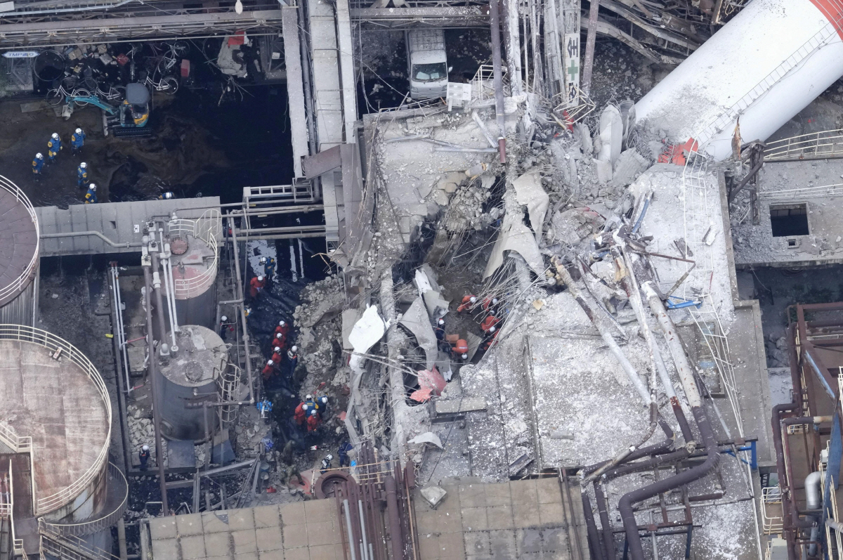 ▲일본 구마모토현 야쓰시로시의 닛폰제지 공장에서 29일 구조대원들이 전날 규모 7.1 지진으로 굴뚝이 무너져 내린 현장에서 인명 수색 작업을 하고 있다. (야쓰시로(일본)/로이터연합뉴스)
