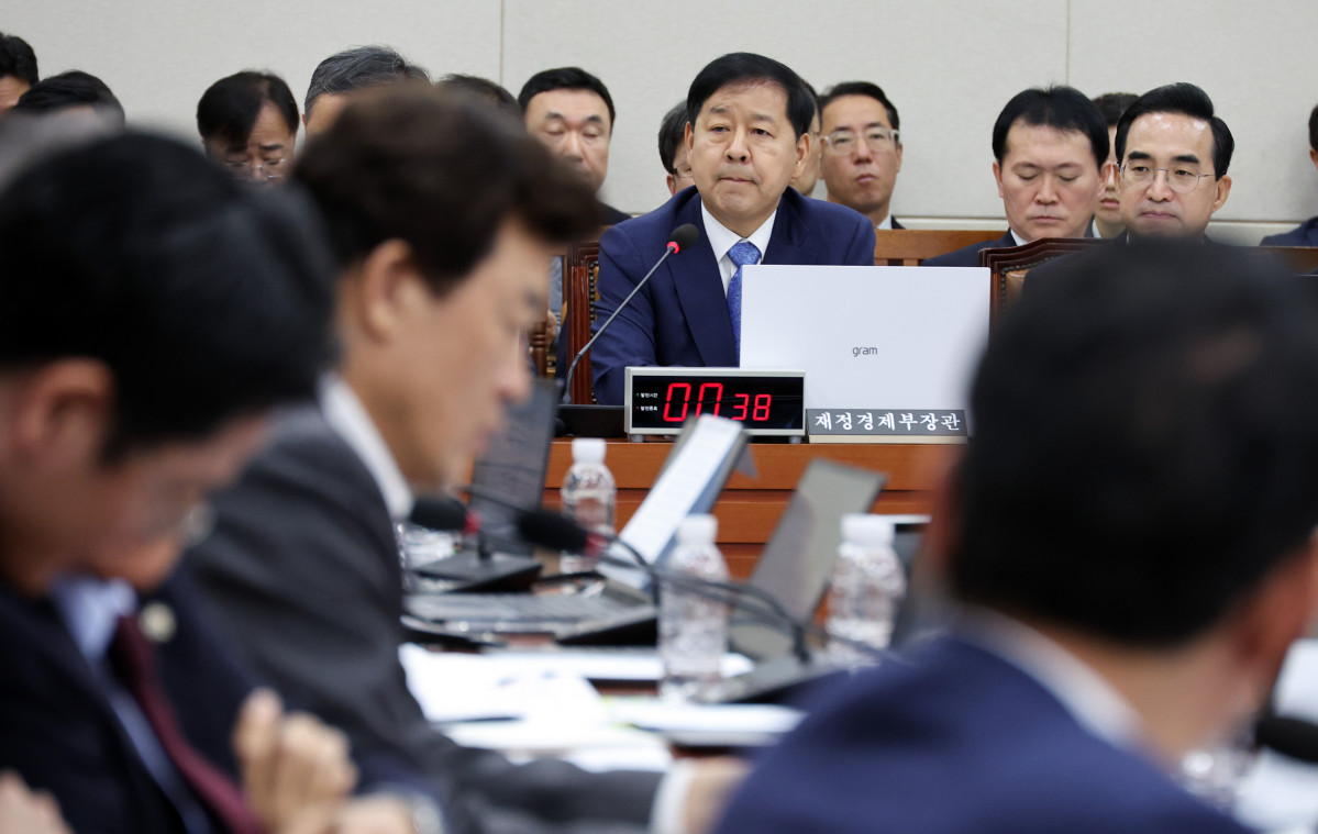 ▲구윤철 재정경제부 장관과 박홍근 기획예산처 장관이 29일 여의도 국회에서 열린 재정경제기획위원회 제3차 전체회의에서 의원들의 질의를 듣고 있다. (뉴시스)