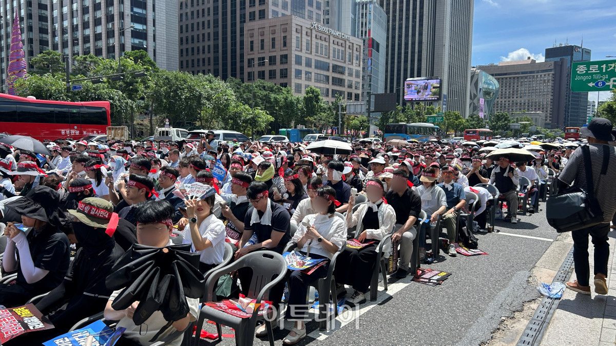 ▲29일 서울 종로구 동화면세점 앞에서 전국금융산업노동조합 NH농협지부 등 조합원들이 농협본사 강제이전을 반대하는 결의대회를 펼치고 있다. (사진=연희진 기자)