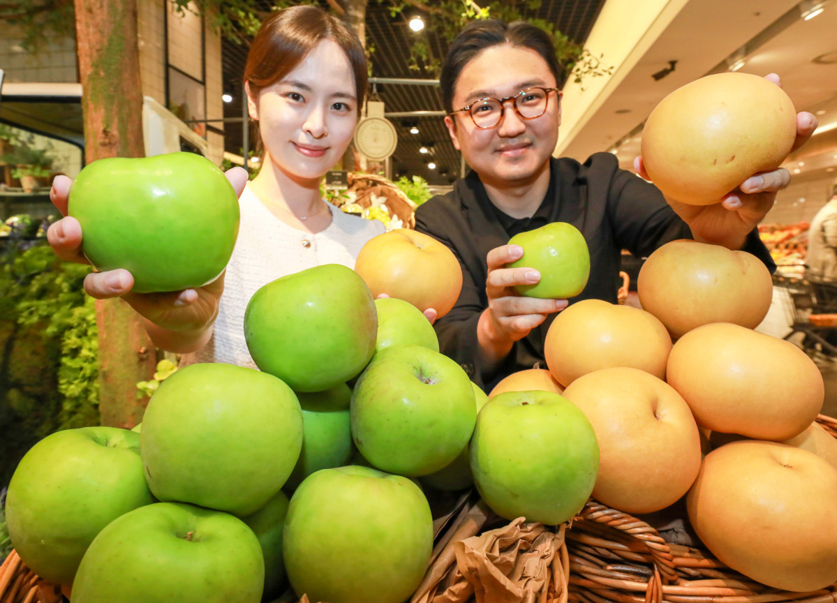 ▲29일 서울시 강남구 삼성동 현대백화점 무역센터점 지하 1층 식품관에서 직원들이 올해 첫 수확한 햇사과, 햇배를 소개하고 있다. (사진제공=현대백화점)