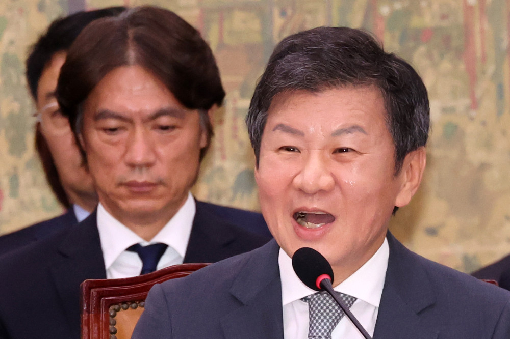 ▲정몽규 전 대한축구협회장이 2024년 9월 24일 오전 서울 여의도 국회에서 열린 문화체육관광위원회의 대한축구협회 등에 대한 현안질의에서 의원 질의에 답변하고 있다. 왼쪽은 홍명보 전 축구국가대표팀 감독. (뉴시스)