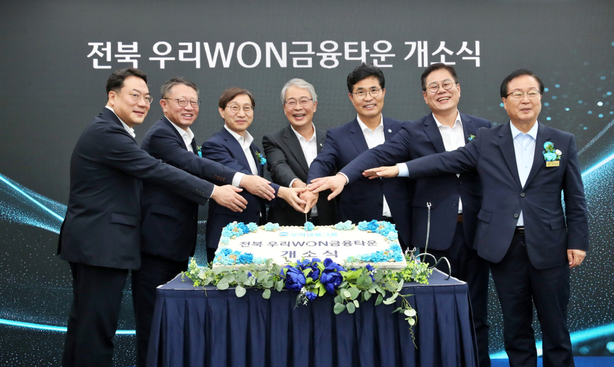 ▲‘전북 우리WON금융타운’ 개소식에서 (왼쪽부터)최승재 우리자산운용 대표, 정진완 우리은행장, 김성주 국민연금공단 이사장, 임종룡 우리금융그룹 회장, 이원택 전북특별자치도지사, 조지훈 전주시장, 유희태 완주군수가 기념 세리머니를 하고 있다. (우리금융)