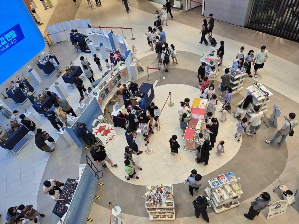 ▲스타필드 수원에서 진행 중인 ‘종이접기 페스티벌(7/16~7/26)’에서 고객들이 종이접기 작품을 관람하고 있다. (사진제공=신세계프라퍼티)