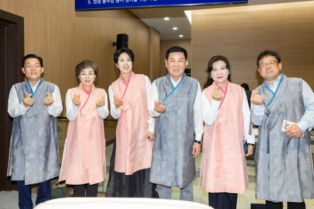 ▲쾌자를 차려입은 이재준 수원시장(왼쪽)과 수원시의회 의원들 집행부 관계자들이 '수원 방문의 해'를 응원하며 손하트를 그려 보이고 있다. (이재준 수원시장 페이스북 캡처)