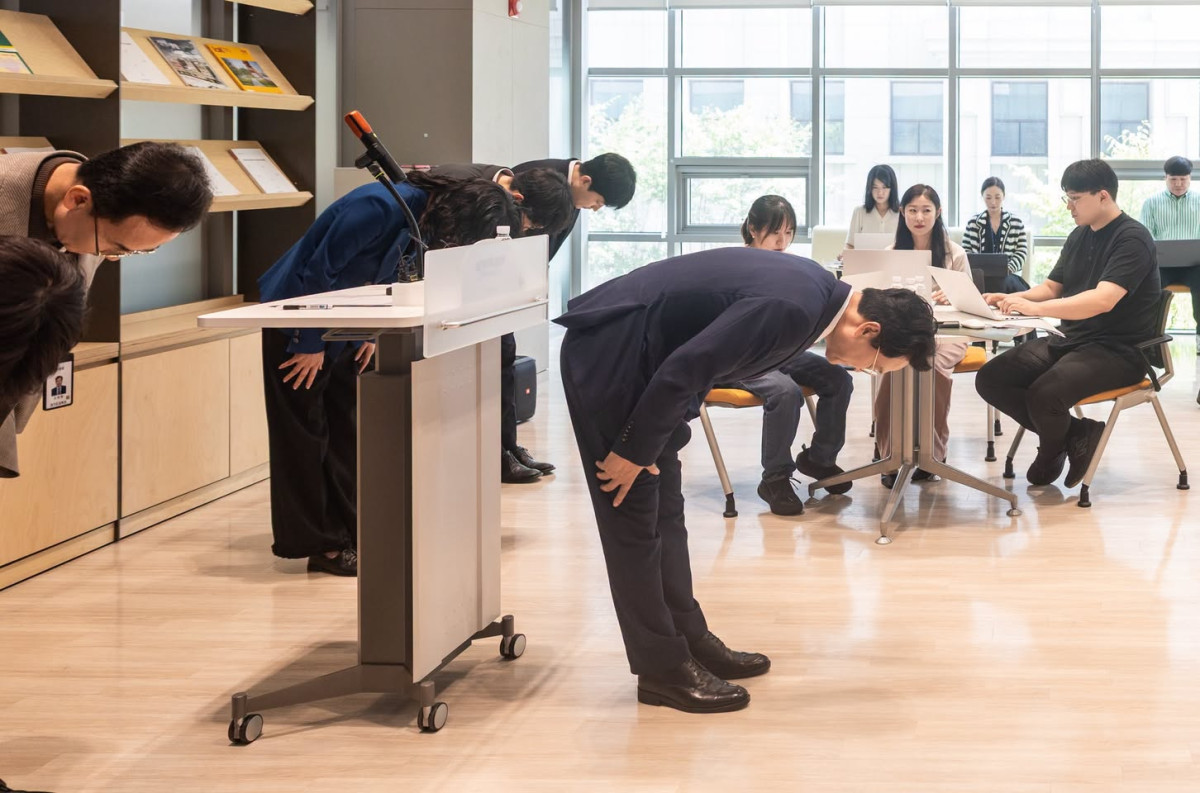 ▲안민석 교육감이 감사인사를 전하며, 경기도교육청 교권보호전담관 공개모집에 50명 선발에 1823명이 지원해 36.46대 1의 경쟁률을 기록했다. (안민석 경기도교육감  페이스북 캡쳐)