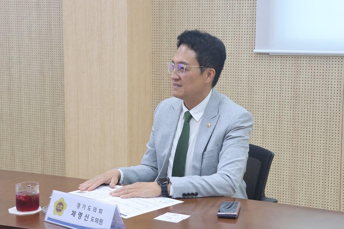 ▲채명신 경기도의원이 7월 27일 용인서부소방서를 방문해 2026년 주요 현안업무를 보고받고 소방안전 역량 강화와 현장 근무환경 개선 방안을 논의하고 있다. (경기도의회)