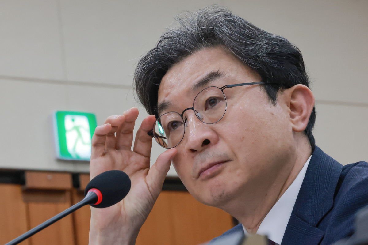 ▲이억원 금융위원장이 29일 국회에서 열린 정무위원회 전체회의에서 안경을 고쳐쓰고 있다. (연합뉴스)