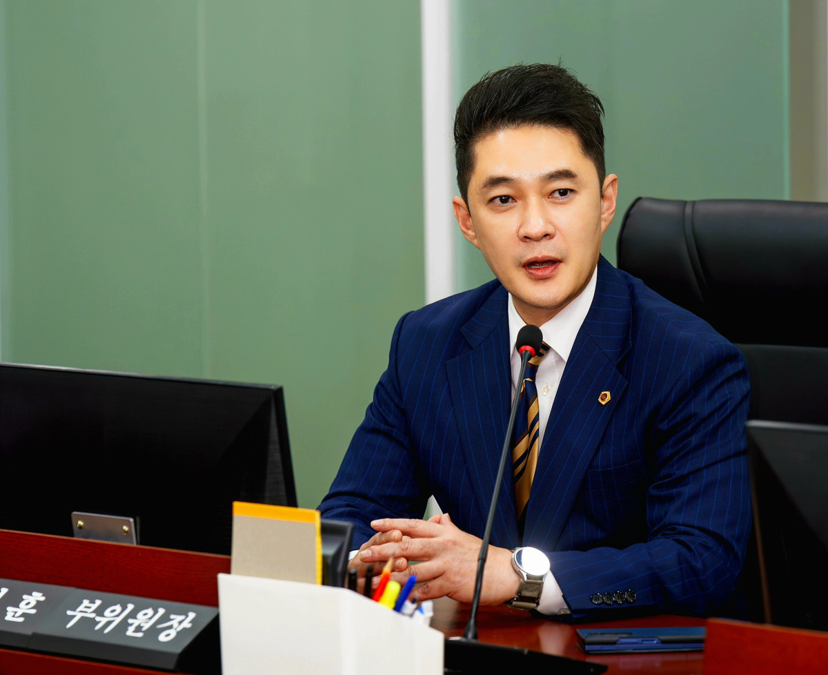 ▲전석훈 경기도의원이 '경기도 휴머노이드 로봇산업 지원 조례안' 대표발의를 앞두고 조례 제정 취지를 설명하고 있다. (경기도의회)