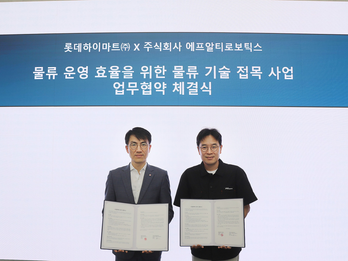 ▲신현채 롯데하이마트 SCM부문장(왼쪽)과 장재호 에프알티로보틱스 대표가 29일 AI 기반 웨어러블 로봇의 공동 실증 및 상용화를 위한 업무협약을 체결한 뒤 기념촬영을 하고 있다. (사진제공=롯데하이마트)